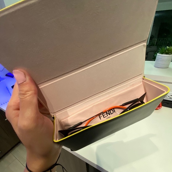 FENDI SUNGLASSES - Picture 4 of 4